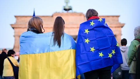 Статус беженца отменят: как украинцам легально остаться в ЕС