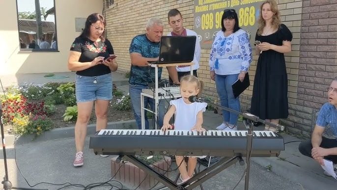 4-летняя девочка, которая поет «Пливе кача», растрогала украинцев