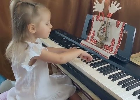 4-летняя девочка, которая поет «Пливе кача», растрогала украинцев