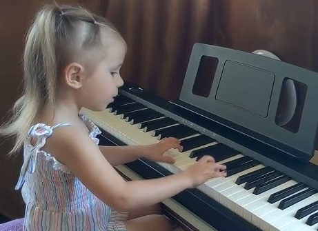 4-річна дівчинка, яка співає “Пливе кача”, розчулила українців ➤ Prozoro.net.ua