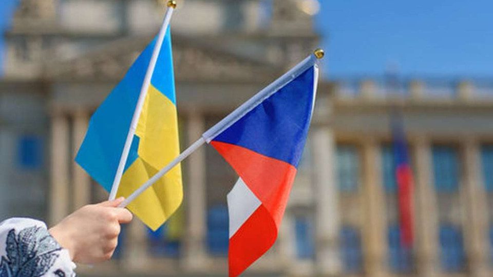 У Чехії зняли прапор України з парламенту: розлючені депутати вивісили три замість одного ➤ Prozoro.net.ua