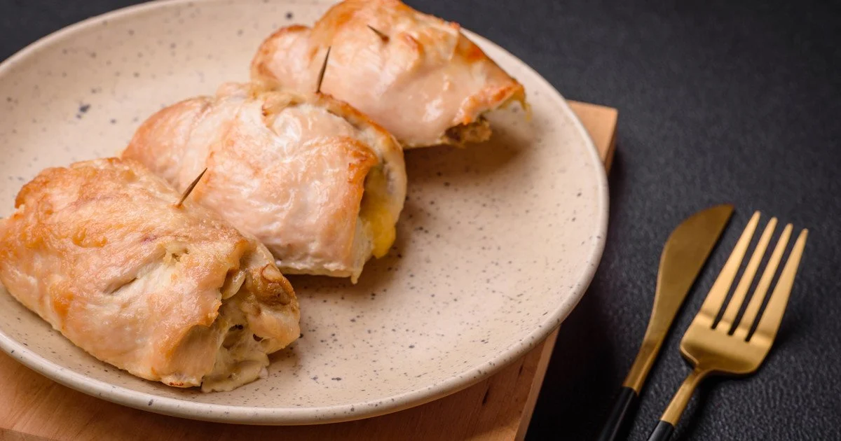 Куриные рулетики с сыром и помидорами