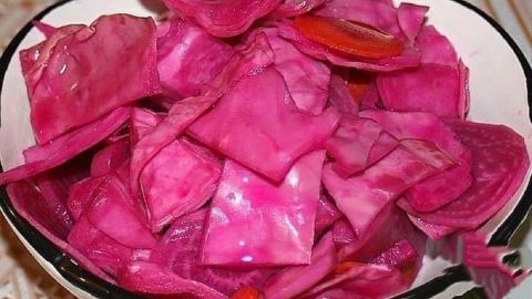 Хрустка маринована капуста з буряком та медом