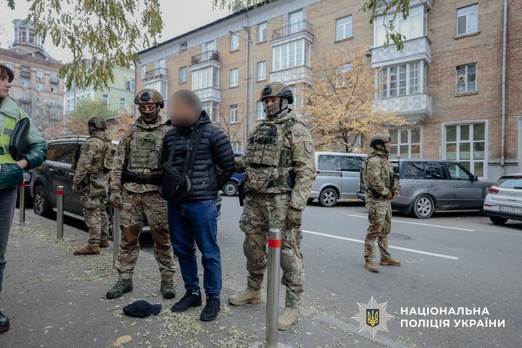 У Києві затримали «родича Єрмака», який за $100 тисяч продавав посади в ОП (фото) 8 У Києві затримали «родича Єрмака», який за $100 тисяч продавав посади в ОП (фото)