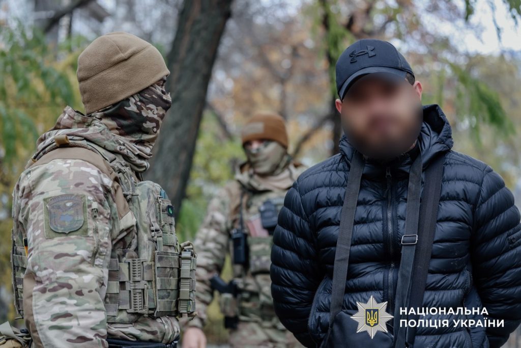 В Киеве задержали «родственника Ермака», который за $100 тысяч продавал должности в ОП (фото) 9 В Киеве задержали «родственника Ермака», который за $100 тысяч продавал должности в ОП (фото)