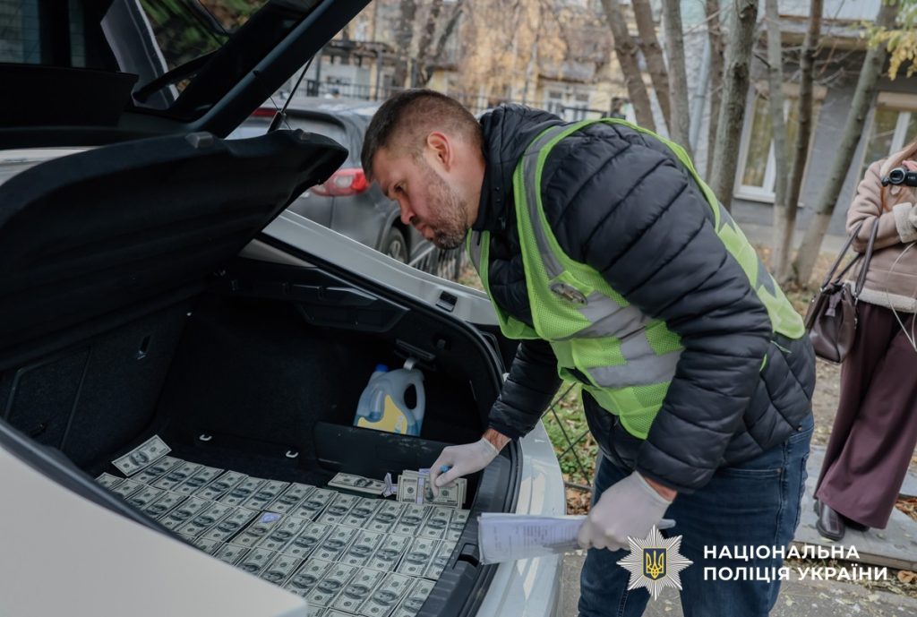 В Киеве задержали «родственника Ермака», который за $100 тысяч продавал должности в ОП (фото) 12 В Киеве задержали «родственника Ермака», который за $100 тысяч продавал должности в ОП (фото)