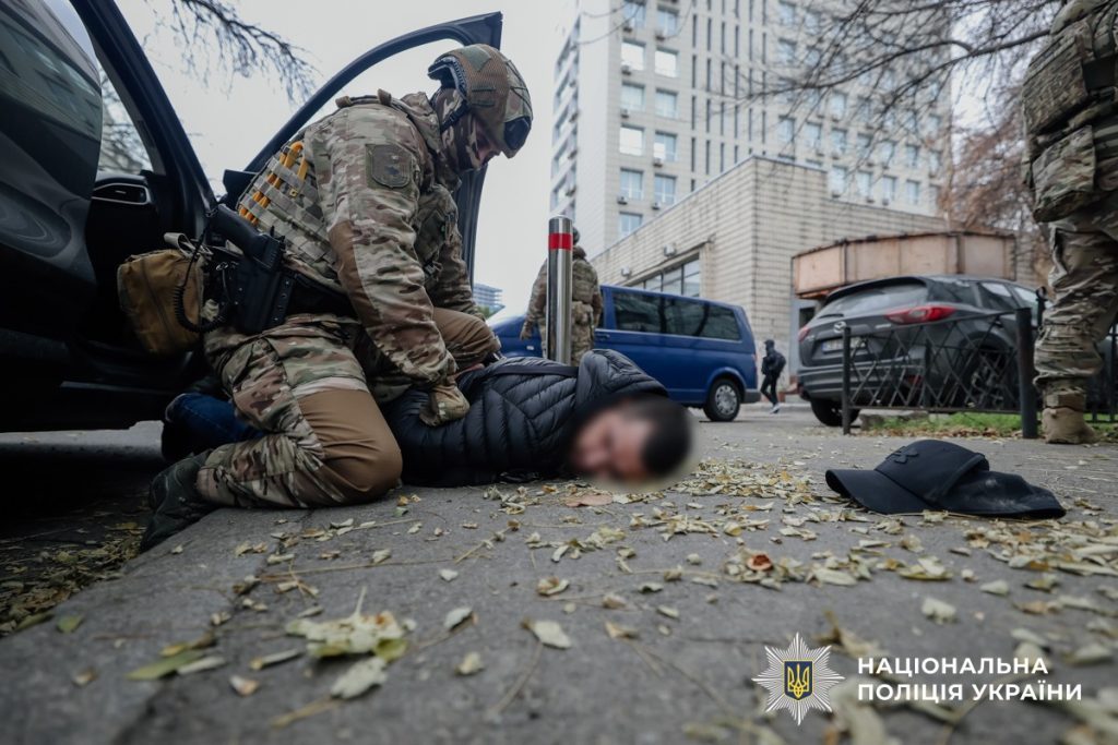 В Киеве задержали «родственника Ермака», который за $100 тысяч продавал должности в ОП (фото) 4 В Киеве задержали «родственника Ермака», который за $100 тысяч продавал должности в ОП (фото)