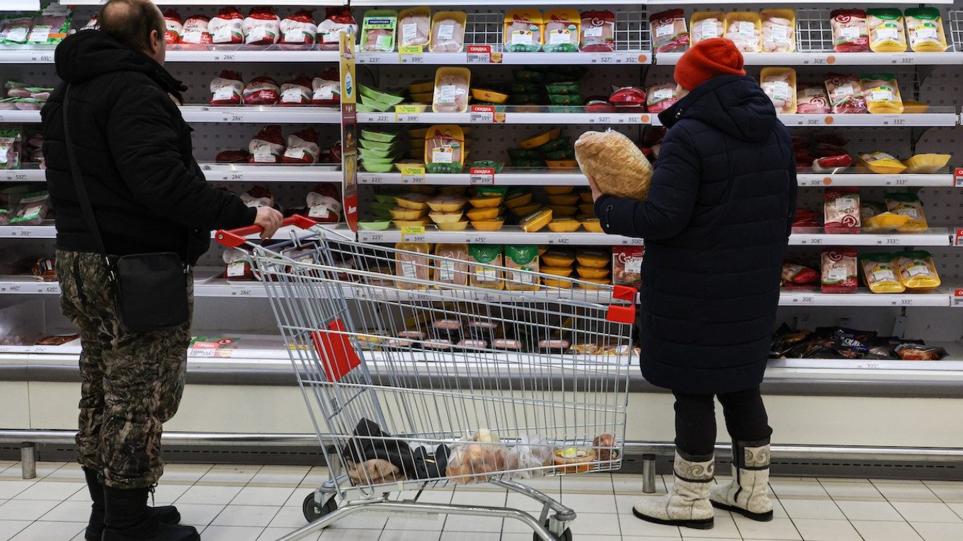 Россияне массово переходят в «магазины для бедных» из-за роста цен на продукты
