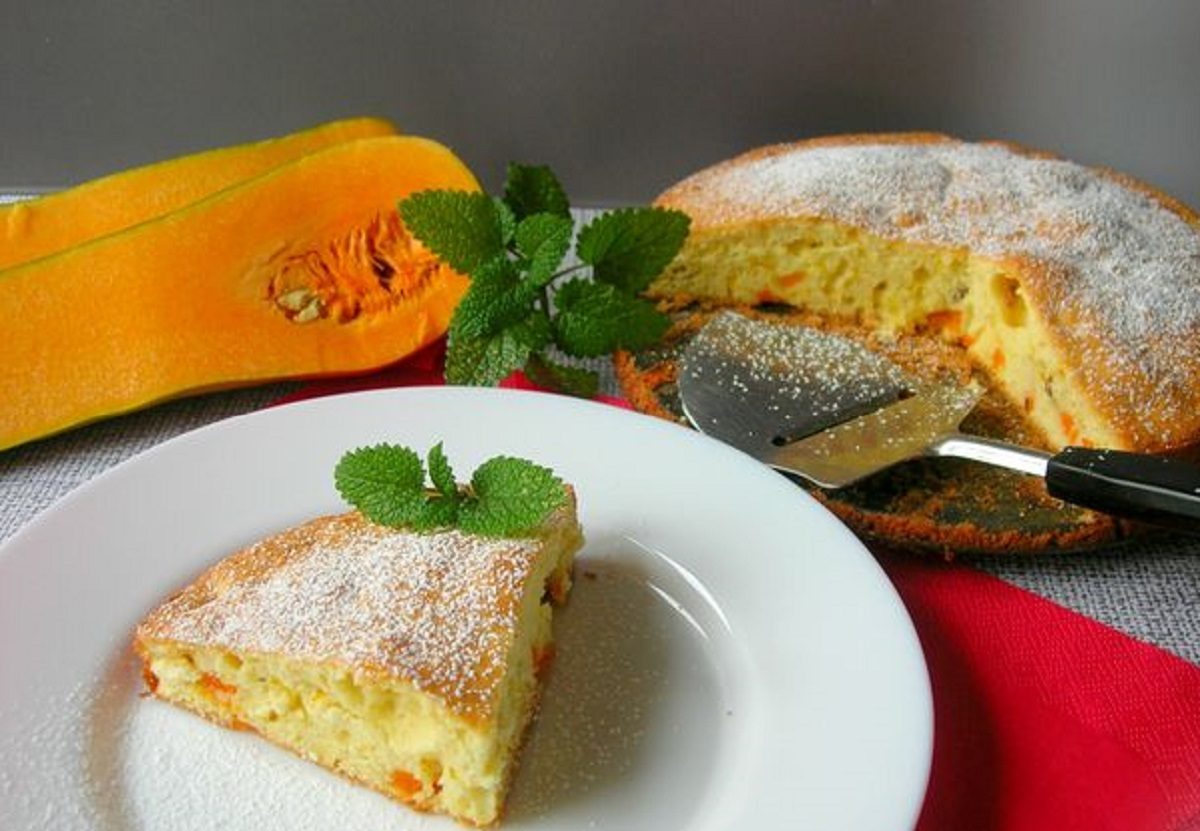 Шарлотка з гарбузом і корицею
