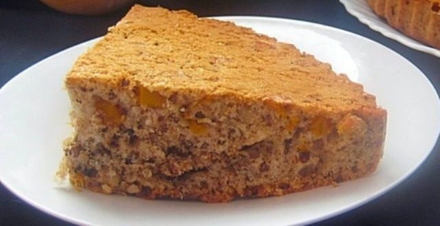 Шарлотка з гарбузом і корицею