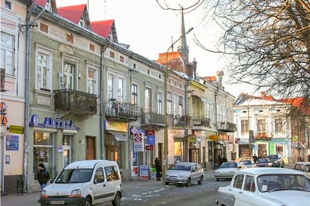 На Львівщині чоловік вигулював на повідку незвичних улюбленців (відео)