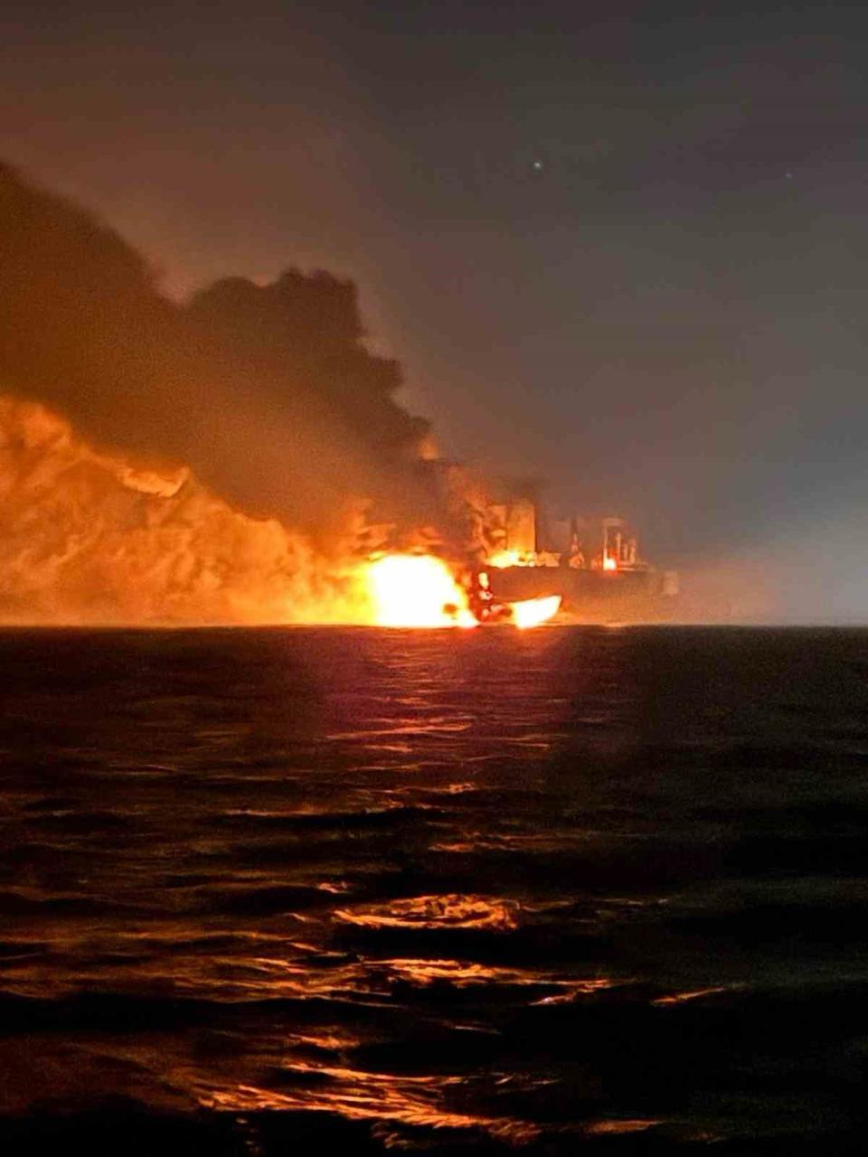 Дроны СБУ в Черном море успешно атаковали два российских танкера (видео)