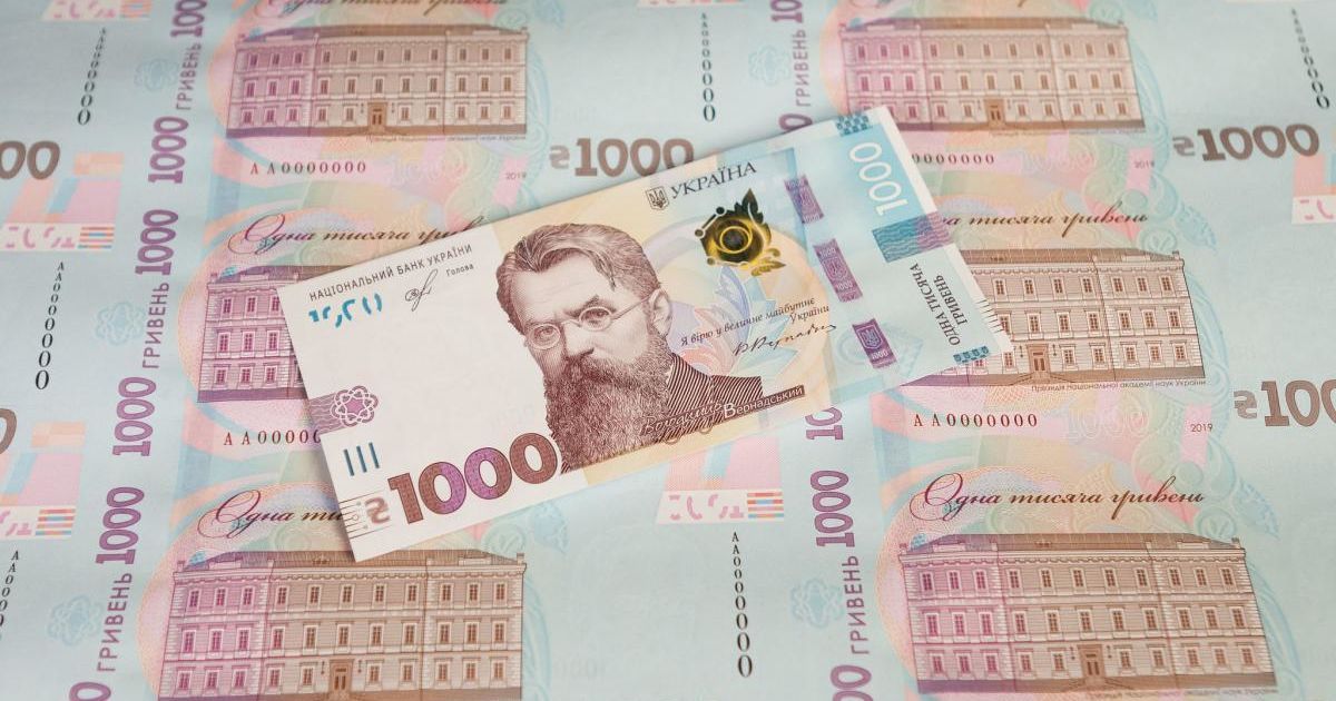 Які зарплати у чиновників в Україні та де платять найбільше