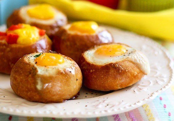 Завтрак в булочке: как приготовить яичные корзинки с моцареллой