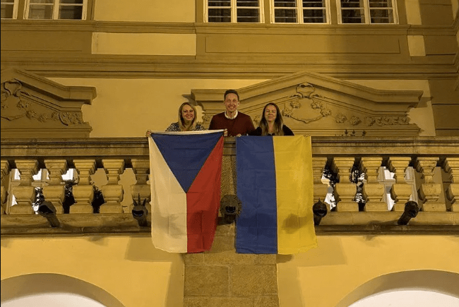 У Чехії зняли прапор України з парламенту: розлючені депутати вивісили три замість одного