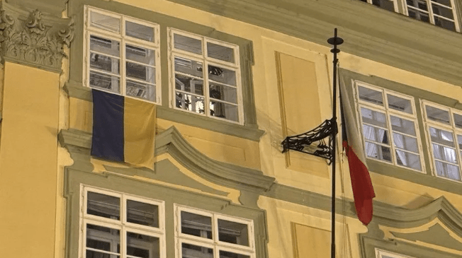 У Чехії зняли прапор України з парламенту: розлючені депутати вивісили три замість одного