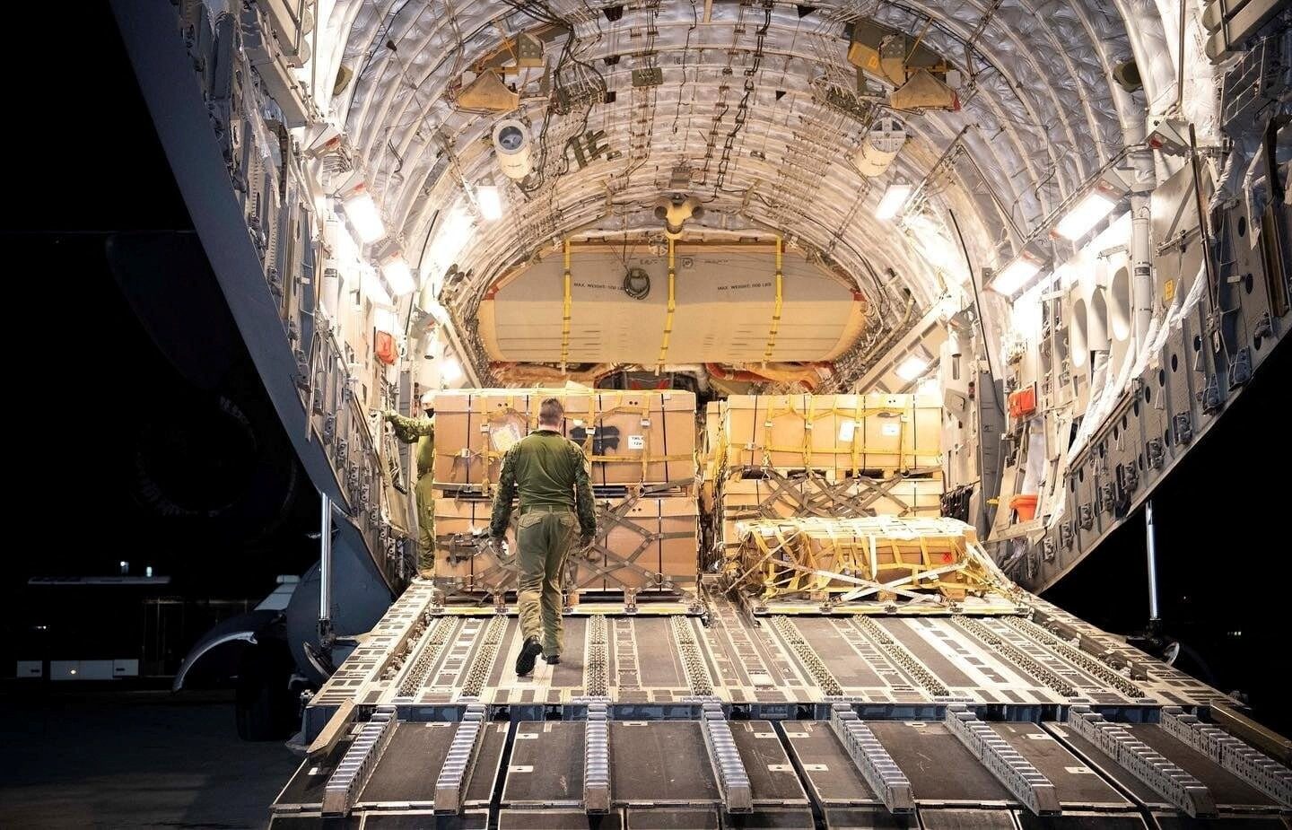 Украину завалят оружием из США на миллиарды: названы сроки