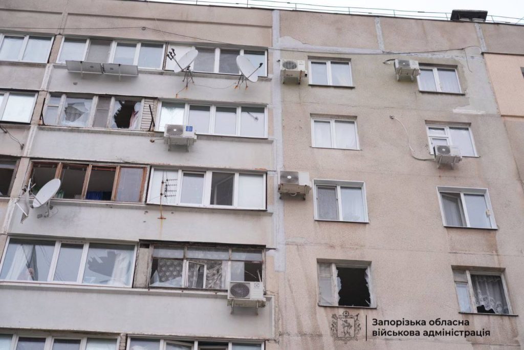 В Запорожье российский КАБ попал в супермаркет АТБ: есть раненые (фото)