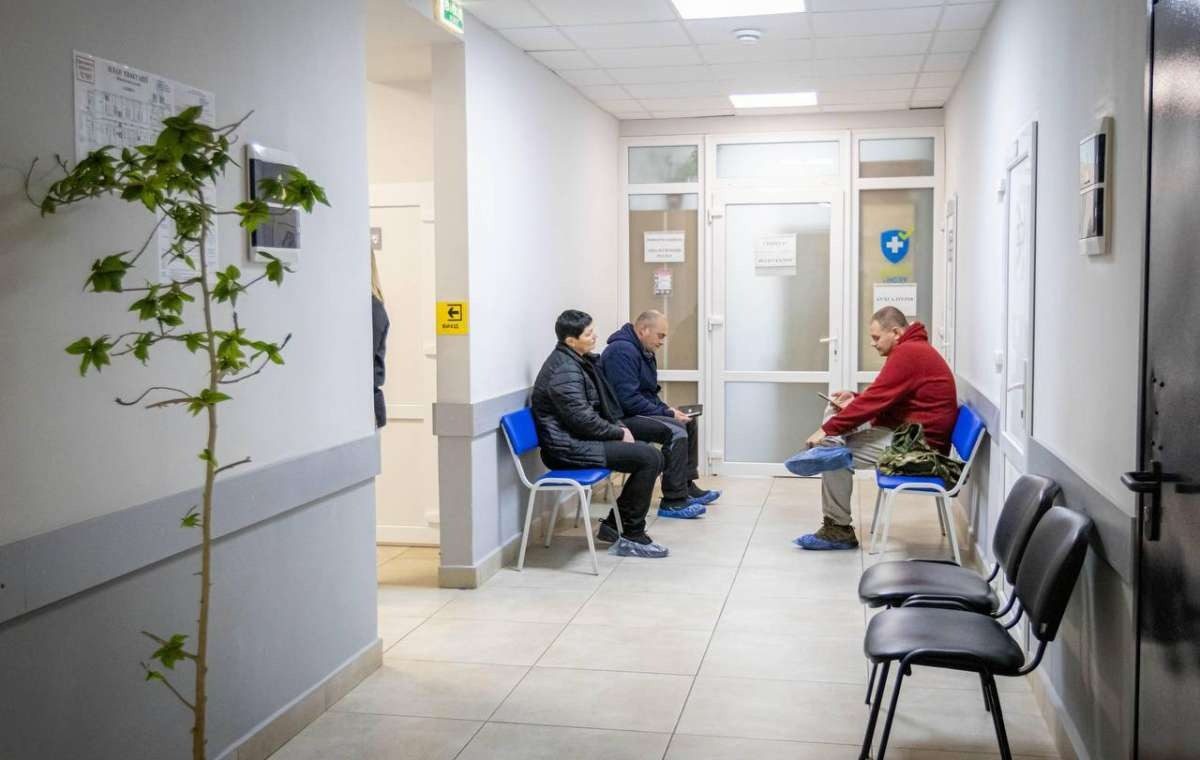Українцям після 40 років роздадуть по 2 тис. грн на “лікування”