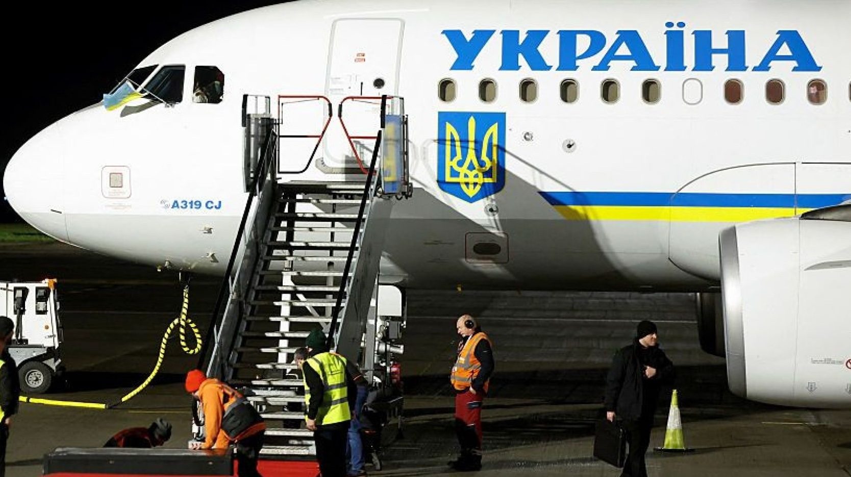 Кто преследовал самолет Зеленского: в Офисе президента ответили