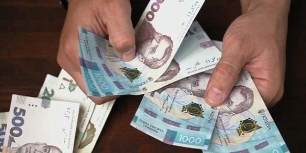 С 1 января остановят выплаты некоторым украинцам: как их вернуть