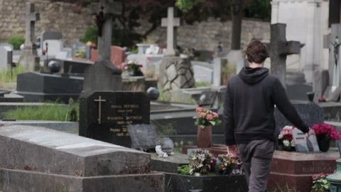 Мовчки йти не можна: що потрібно сказати при виході з цвинтаря