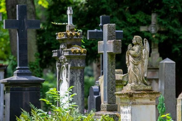 Мовчки йти не можна: що потрібно сказати при виході з цвинтаря