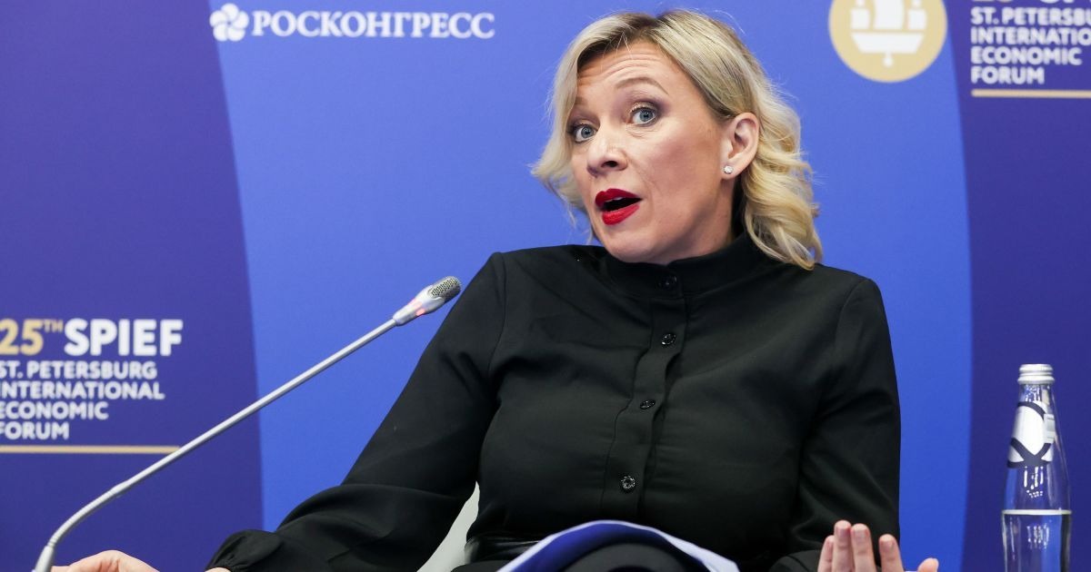 В России высмеяли Захарову за нелепый наряд