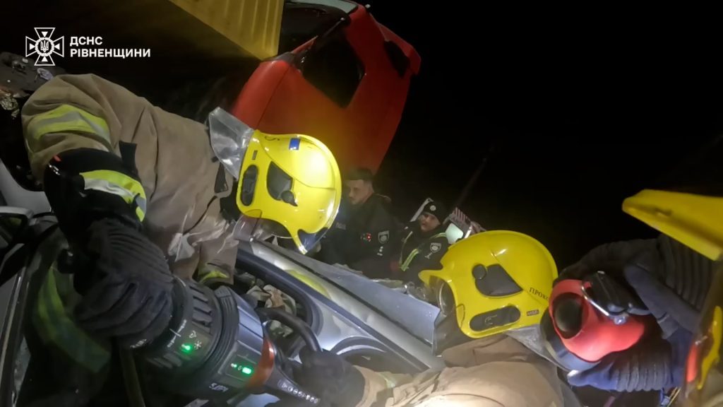 Відомий футболіст з дружиною та донькою ледь не загинув у ДТП (фото) 12 Відомий футболіст з дружиною та донькою ледь не загинув у ДТП (фото)