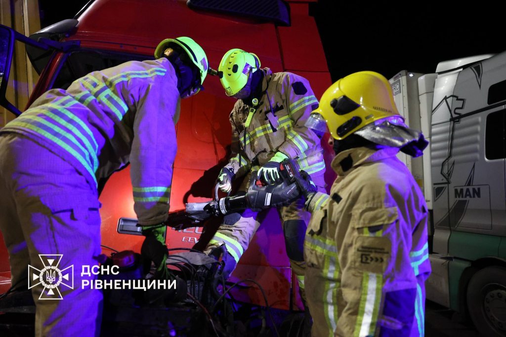 Відомий футболіст з дружиною та донькою ледь не загинув у ДТП (фото) 4 Відомий футболіст з дружиною та донькою ледь не загинув у ДТП (фото)