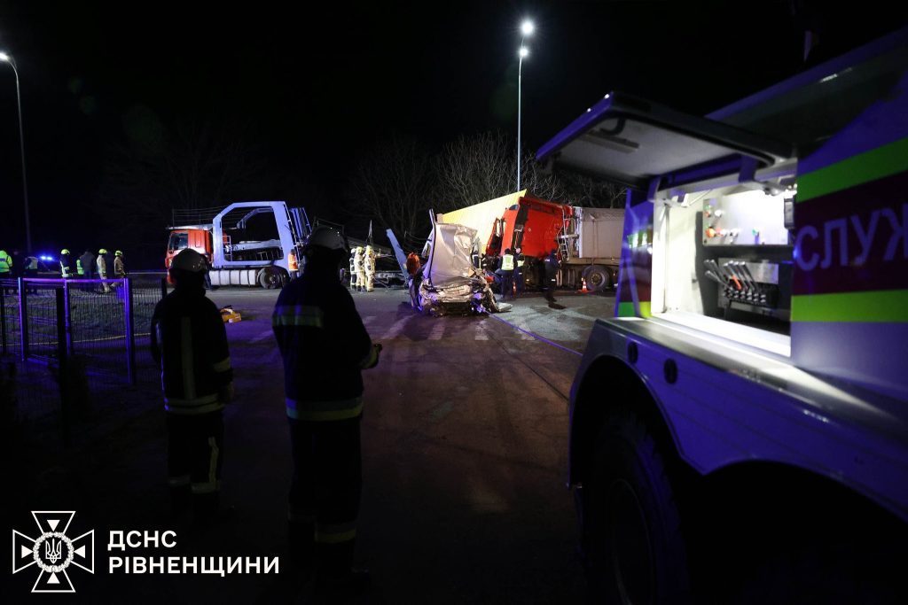 Відомий футболіст з дружиною та донькою ледь не загинув у ДТП (фото) 7 Відомий футболіст з дружиною та донькою ледь не загинув у ДТП (фото)