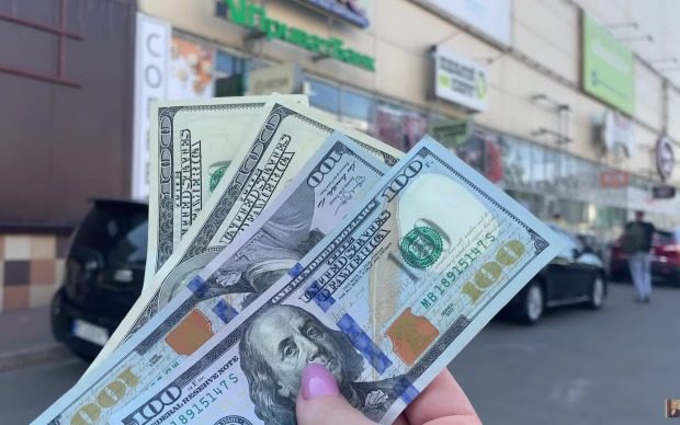 В обменниках валютная «лихорадка»: официальный курс бьет рекорды