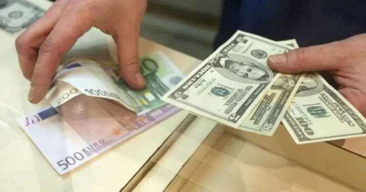 Долар дешевшає, євро дорожчає: чому надати перевагу
