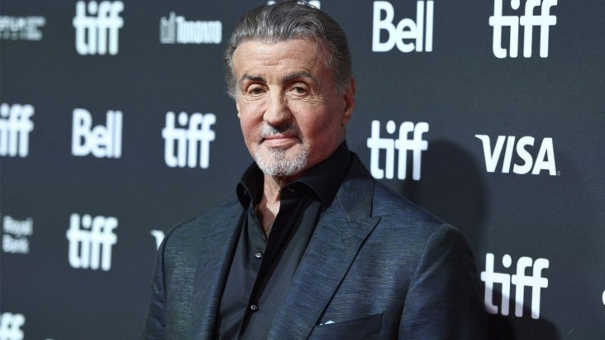 Сильвестр Сталлоне вызвал тревогу: почему 79-летний актёр теперь ходит с тростью