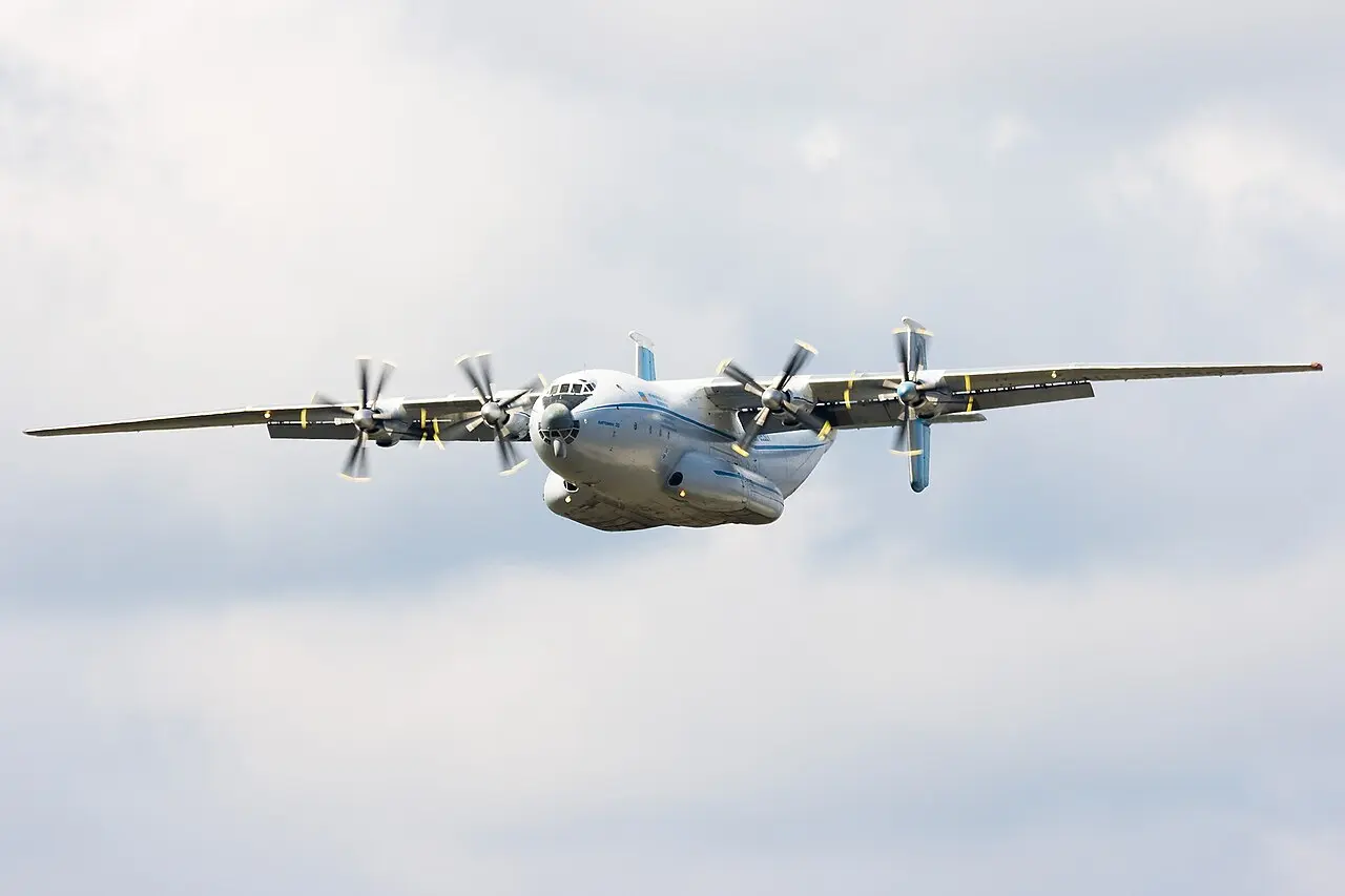 Літак Міноборони РФ Ан-22 розбився в Росії: на борту були семеро людей