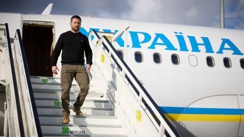 Кто преследовал самолет Зеленского: в Офисе президента ответили