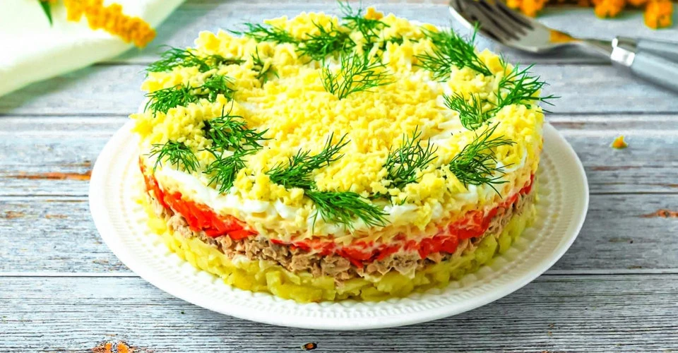 Салат «Мимоза» с копченой горбушей и айсбергом