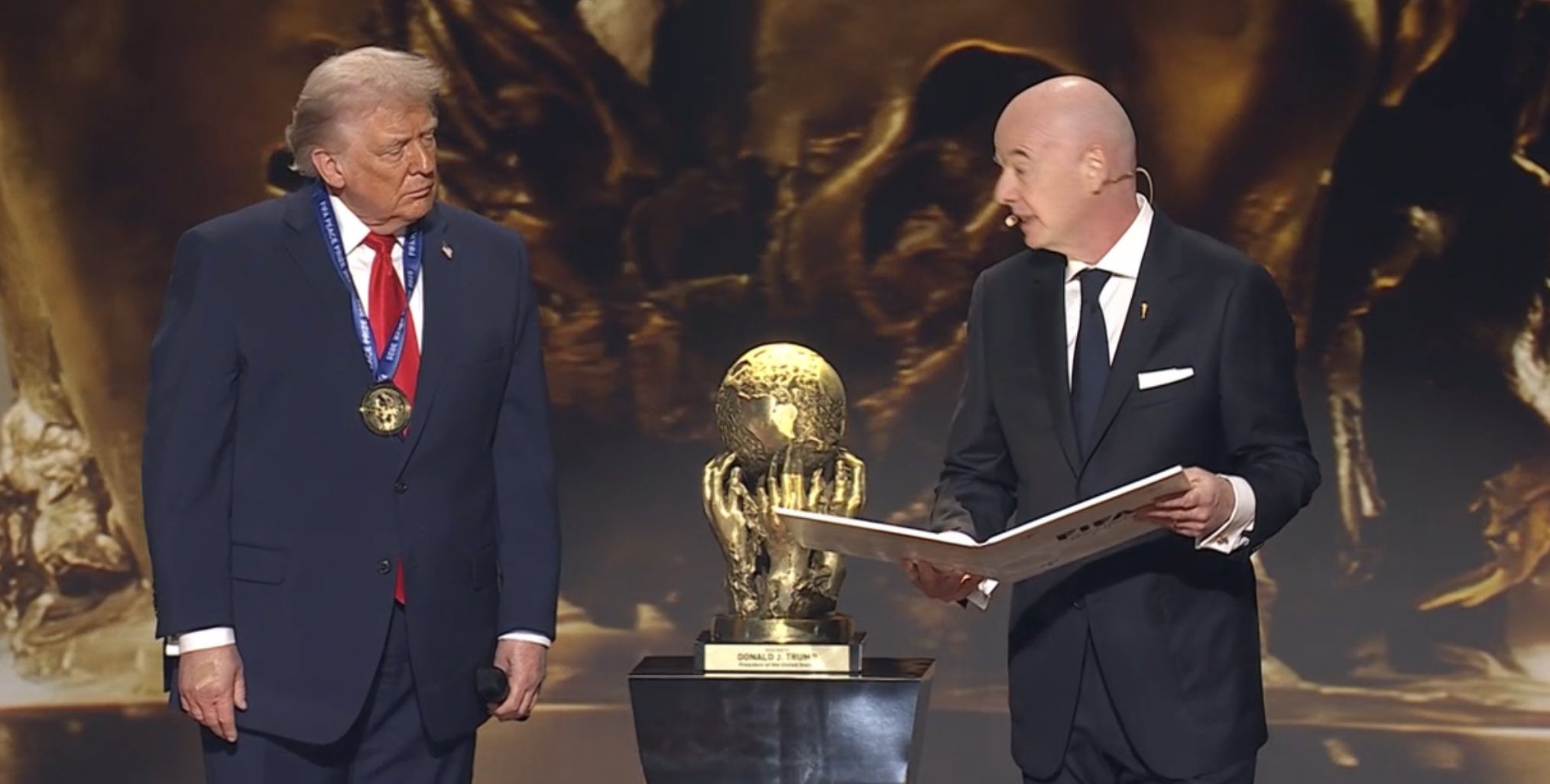 Мережа вибухнула мемами після нагородження Трампа “премією миру”