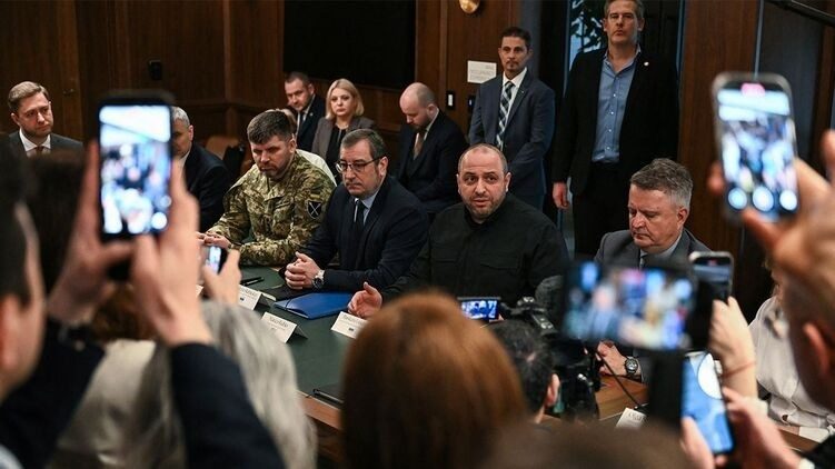 Фото з переговорів спровокувало паніку в Україні: причина