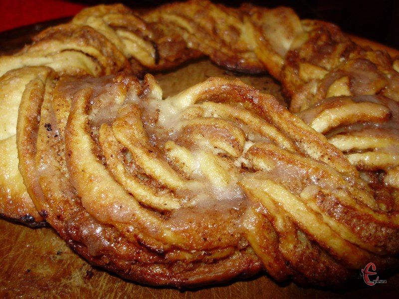Новогодний веночек с камамбером и клюквой