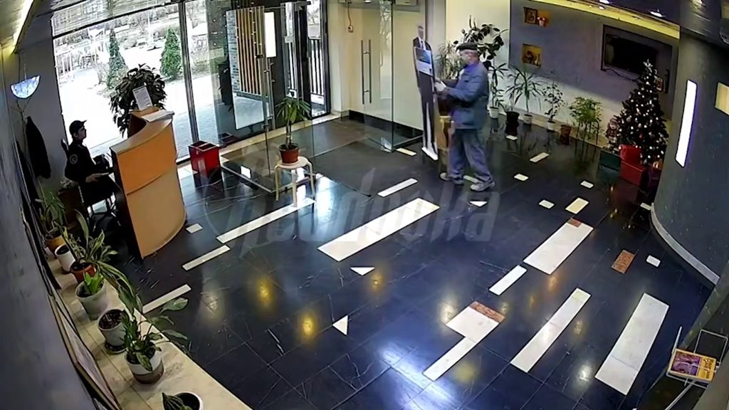 Мужчина вынес «Путина», а телохранитель просто наблюдал (видео)