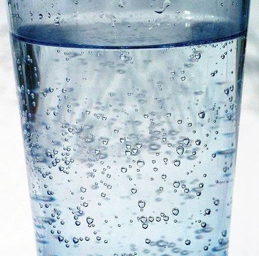Не просто ефект бульбашок. Навіщо насправді газують воду