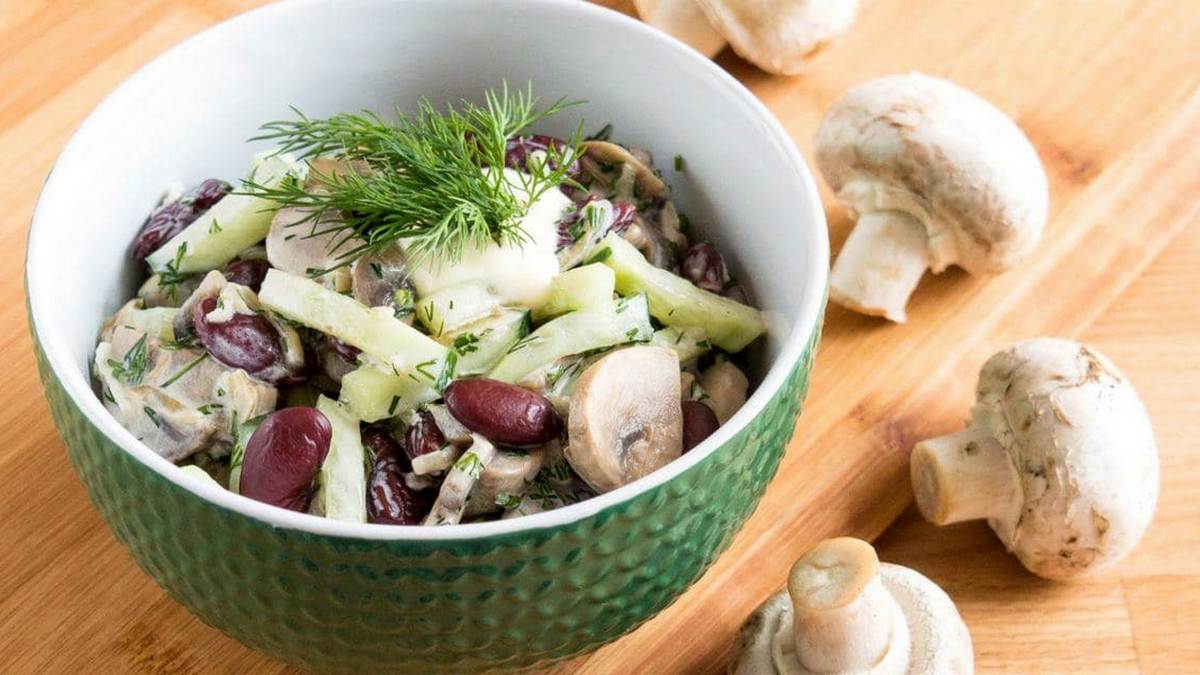 Питательная и пикантная закуска: салат с шампиньонами, фасолью и соленьями