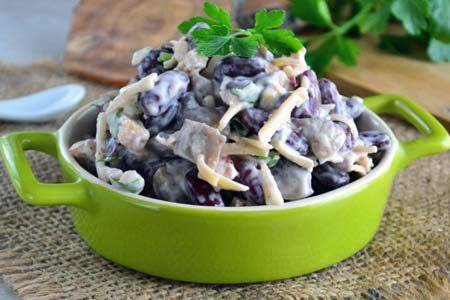 Питательная и пикантная закуска: салат с шампиньонами, фасолью и соленьями ➤ Prozoro.net.ua