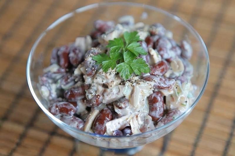 Питательная и пикантная закуска: салат с шампиньонами, фасолью и соленьями