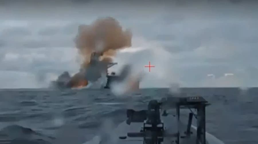 Морские дроны СБУ атаковали танкер «теневого флота» РФ в Черном море (видео) 4 Морские дроны СБУ атаковали танкер «теневого флота» РФ в Черном море (видео)
