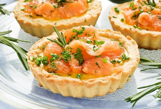 Тарталетки с красной рыбой, крем-сыром и огурцом