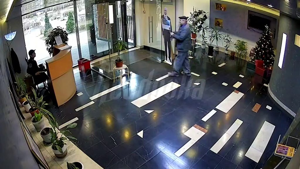 Чоловік виніс "Путіна", а охоронець просто спостерігав (відео)