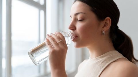 Не просто ефект бульбашок. Навіщо насправді газують воду