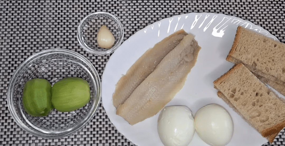 Бутерброды с селедкой, киви и дижонской горчицей
